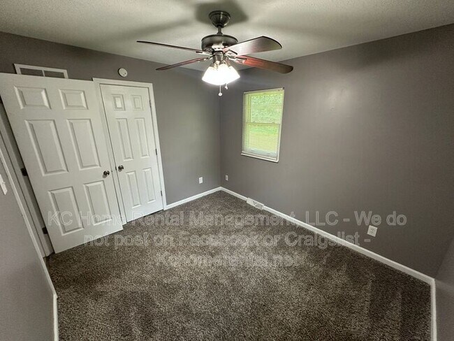 Building Photo - 424 NE Lakeview Dr