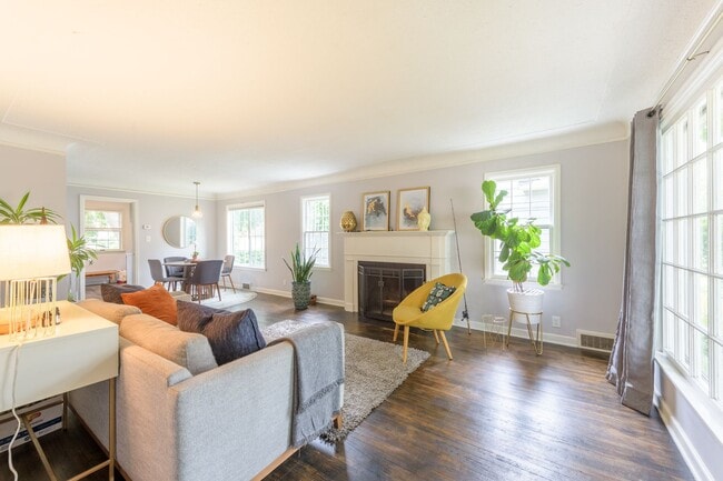 Building Photo - Lovely 3 Bedroom Home in Minneapolis