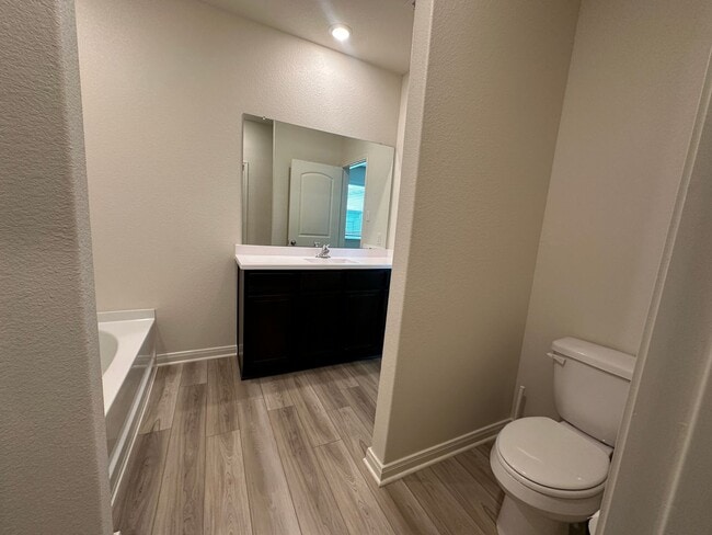 Building Photo - For Lease | 3 Bed, 2 Bath | 1,552 Sq Ft | ...