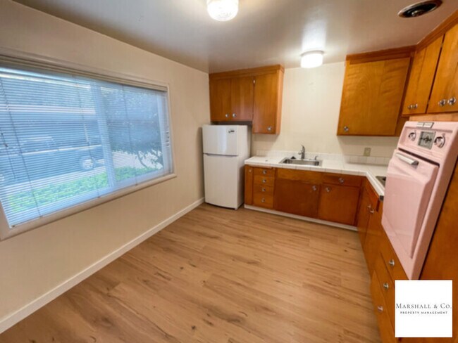 Building Photo - NEW LISTING! Walk 1 Block To Downtown! Sec. Deposit lowered! LG. 1 BR/1BA, Hdwd Flrs,Big Walk-In Clo