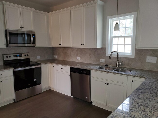 Building Photo - 560 Hampstead Pl