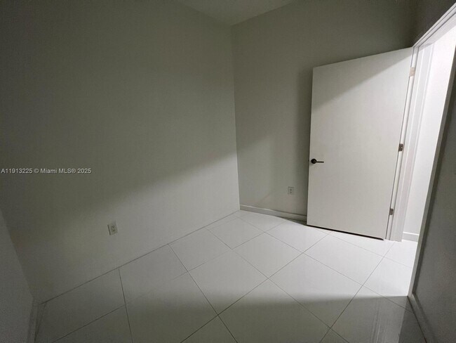 Building Photo - 851 NE 1st Ave