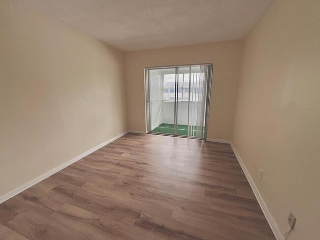 Building Photo - 241 Sheffield J