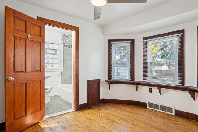 Building Photo - Redford - 3 Bedroom - $1,400/month