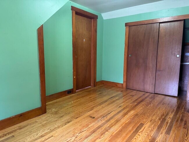 Building Photo - 814 Brattleboro Rd