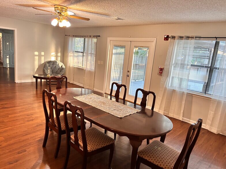 Building Photo - 4294 Tanglewilde Dr S