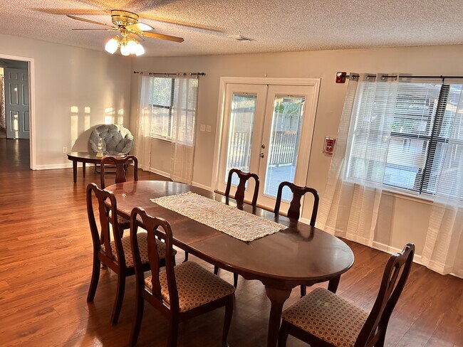 Building Photo - 4294 Tanglewilde Dr S