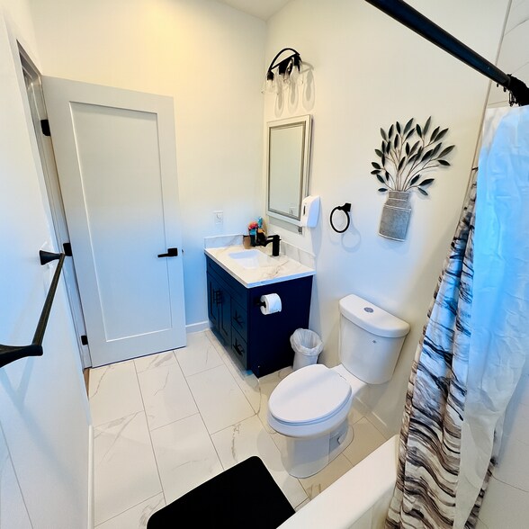 Building Photo - 663 1st Ln