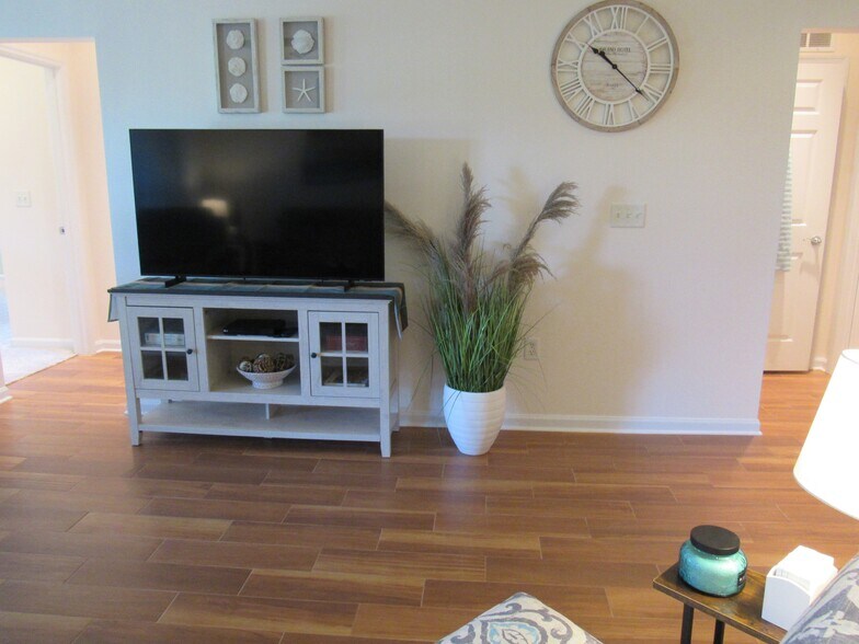 Living room - 1942 Turnbull Lakes Dr