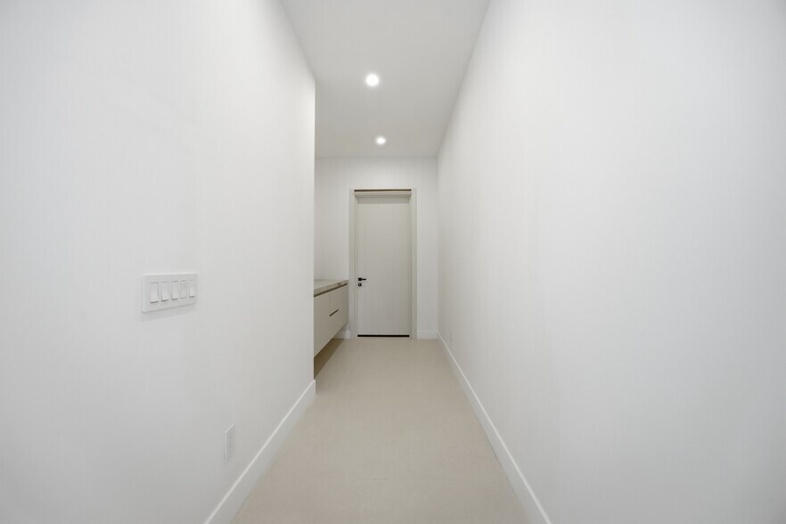 Building Photo - 1319 NE 13th Ave