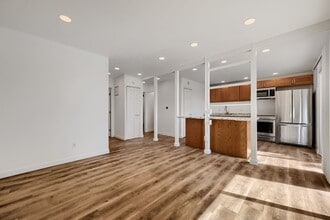 Building Photo - Move in ready unit on Fairway!