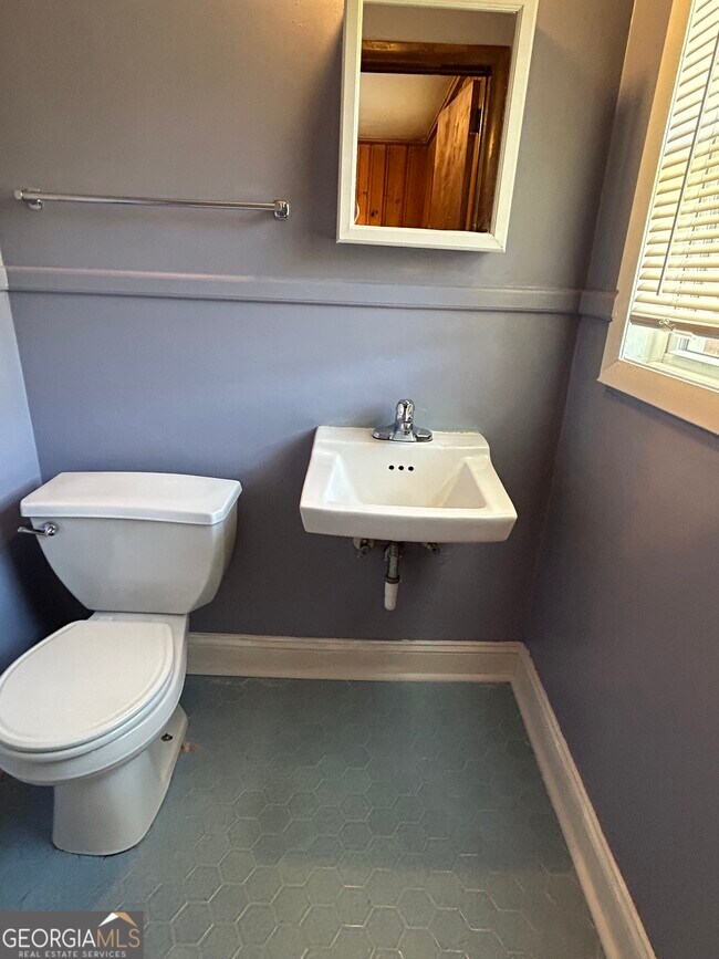 Building Photo - 190 Northcrest Dr