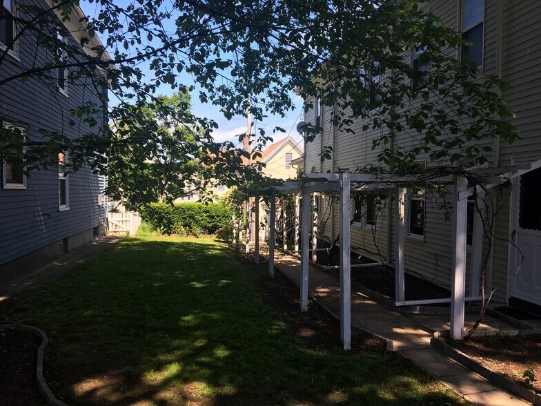 Side Yard B - 87 Irving St