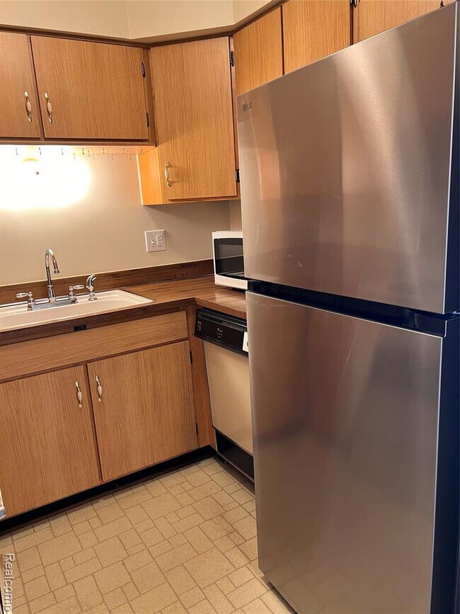 Building Photo - 7538 Manor Cir