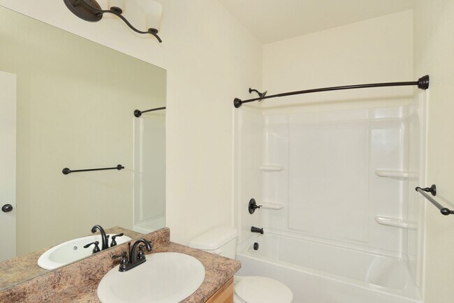 Building Photo - 3 Bedroom 2 Bath Ranch-Style Home