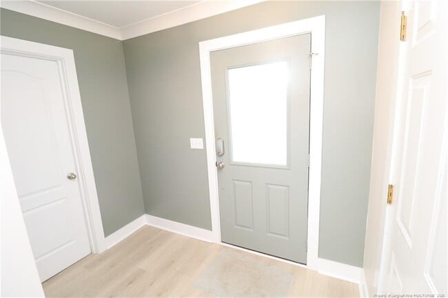 Building Photo - 240 Trayesan Dr