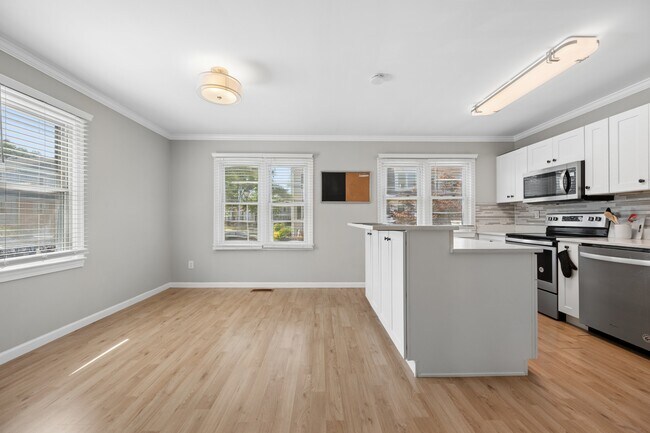 Building Photo - 1615 Colonial Way