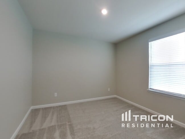 Building Photo - 833 Dean Dr