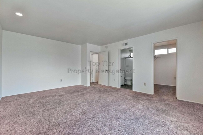 Building Photo - ***Beautiful 6 bed / 3 bath / 2,113 sqft H...
