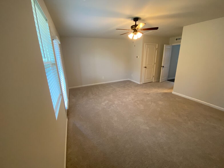 Building Photo - Room in Townhome on Southern Magnolia Dr