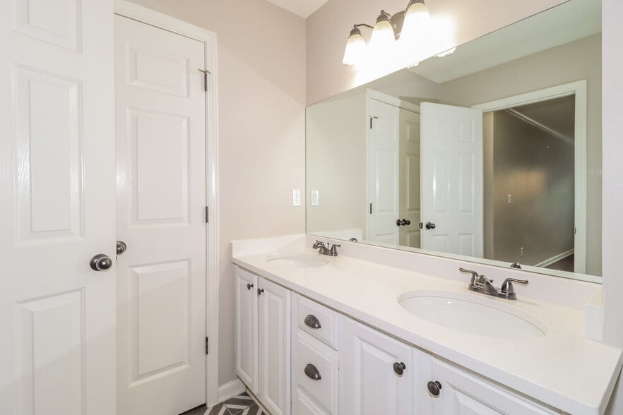 Building Photo - 7427 Fox Creek Dr