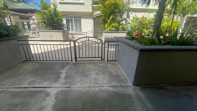 Building Photo - Beautiful 3 bedroom, 2 bath condo in La Jo...
