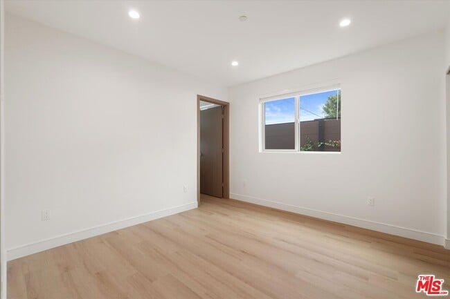 Building Photo - 5528 Sunnyslope Ave