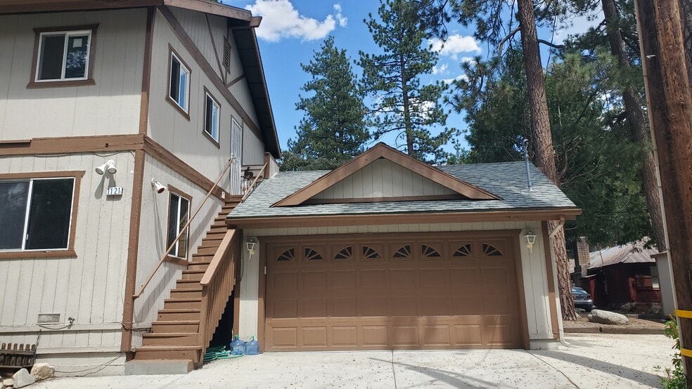 Building Photo - 1121 Illini Dr