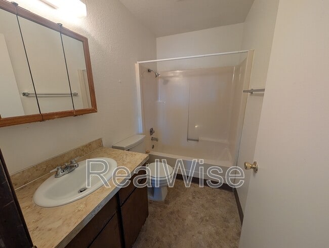 Building Photo - 275 Rose Ave