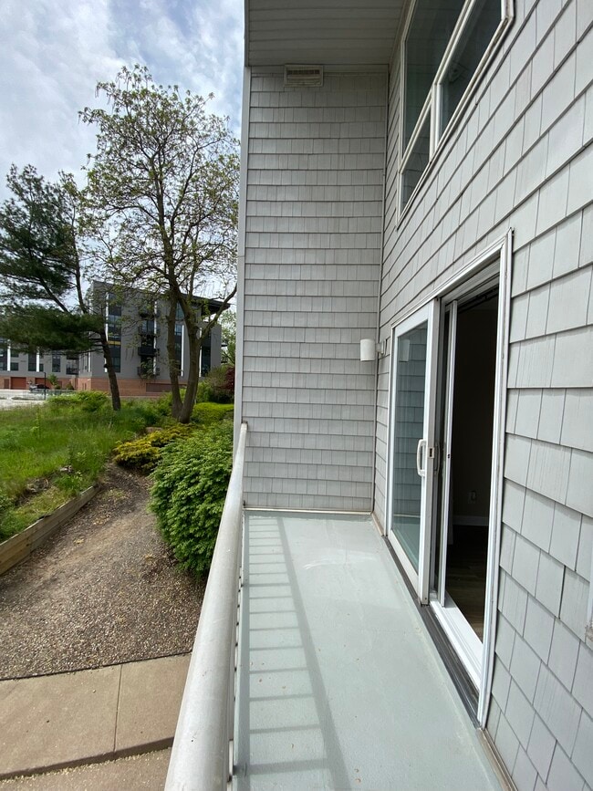 Building Photo - 869 W Huron Rd