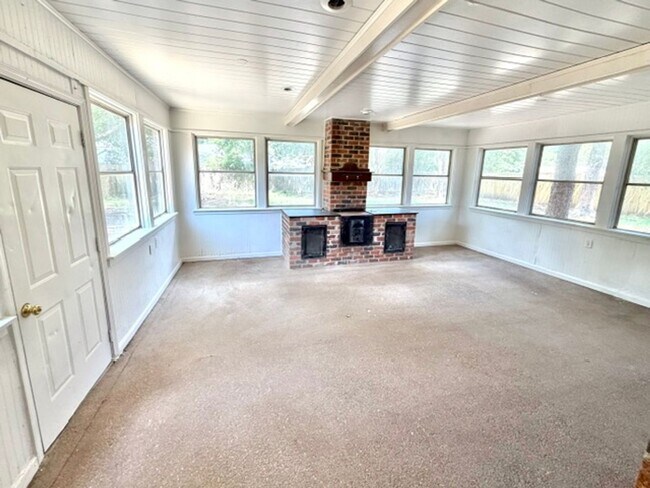 Building Photo - 5712 Robin Hop Ln
