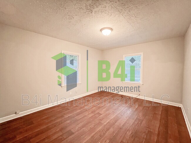 Building Photo - 1102 33rd St