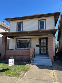 Building Photo - Three Bedroom House