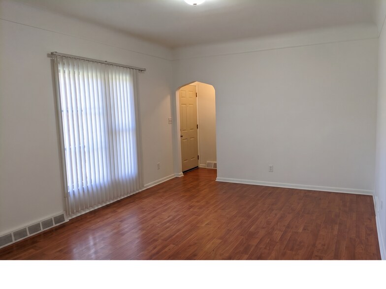 Building Photo - 35759 Glenwood Rd
