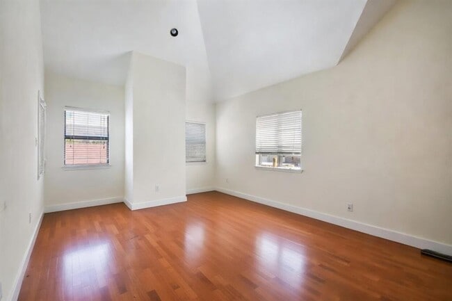 Building Photo - 706 W 22nd St