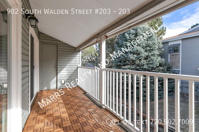 Building Photo - 902 S Walden St