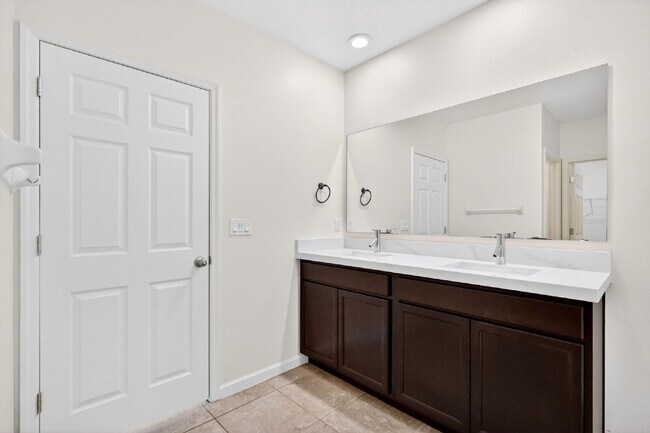 Building Photo - Renovated 4 Beds 2 Baths Single Family on Over a QTR Acre lot | Huge Yard