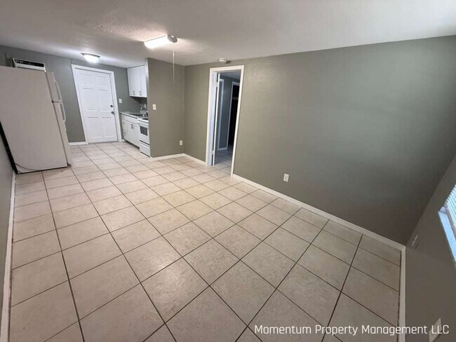 Building Photo - Remodeled One Bedroom- Clearwater! AVAILABLE FOR IMMEDIATE MOVE IN!!
