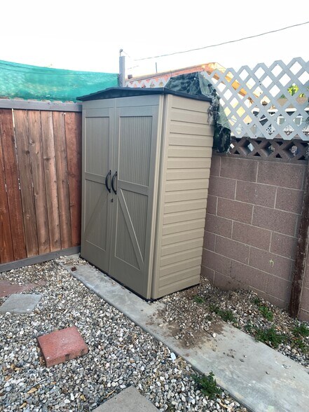 Building Photo - 909 W 1st St