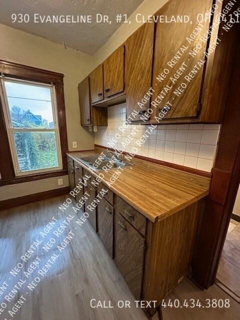 Building Photo - 930 Evangeline Rd