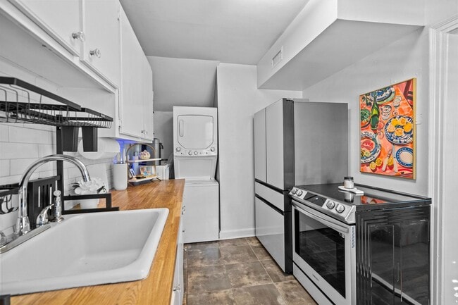 Building Photo - Downtown Townhouse Available 1 Nov 25!