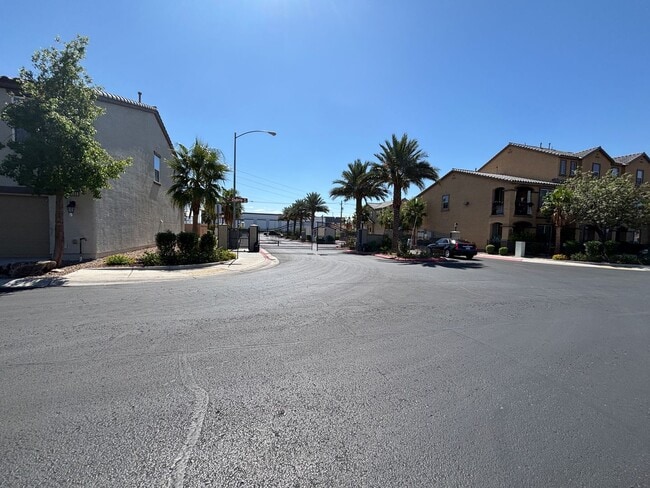 Building Photo - GUARD GATED 3 BED 2.5 BATH 2 CAR GARAGE TO...