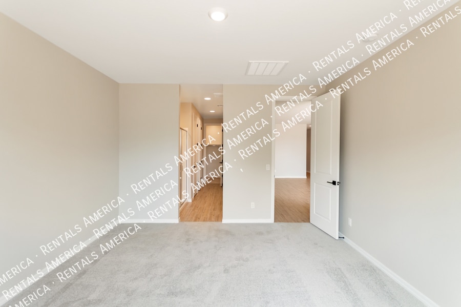 Building Photo - 36033 W San Clemente Ave