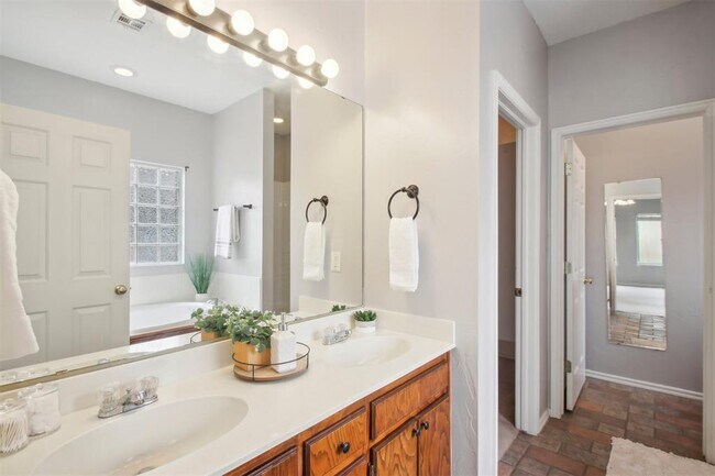 Building Photo - 613 Vickery Ave