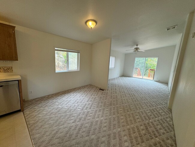 Building Photo - East Roseburg 3 bedroom 2 bath