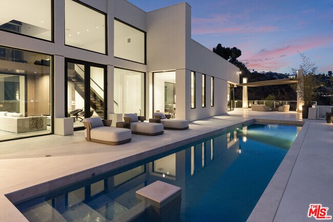 Building Photo - 9405 Sierra Mar Pl