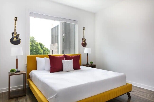 Building Photo - 738 Douglas Ave