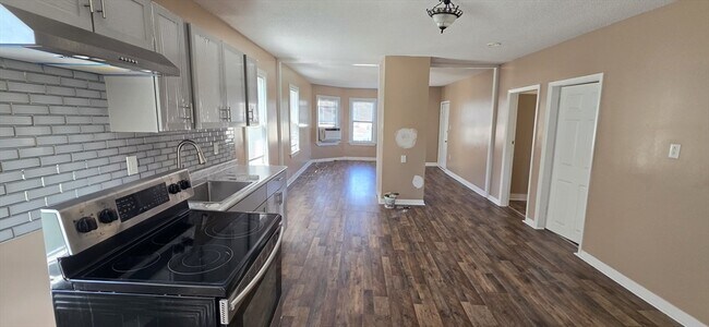 Building Photo - 18 Bullard St