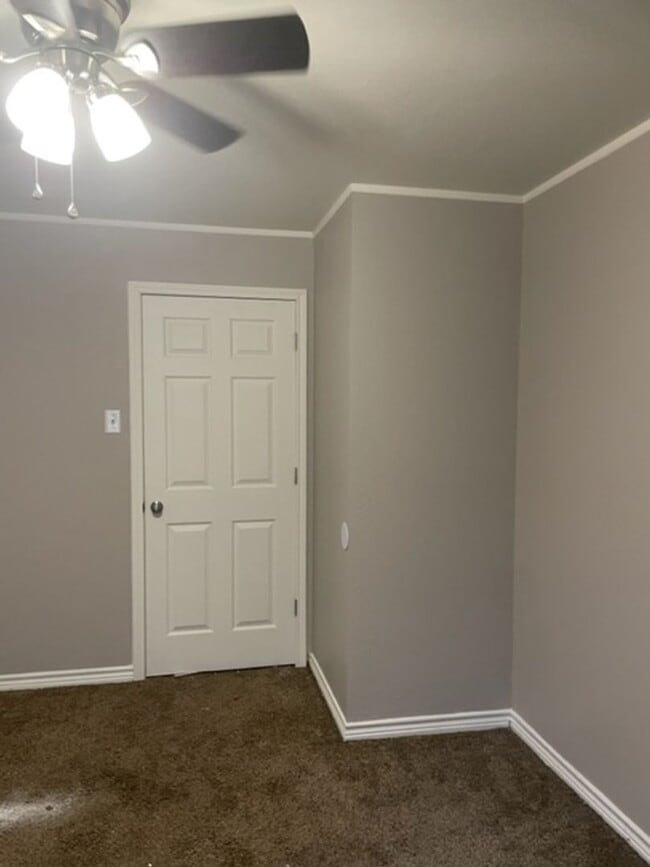 Building Photo - Mid April Move In