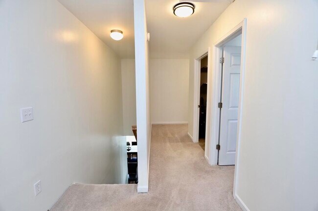 Building Photo - 3260 Matthews Dr